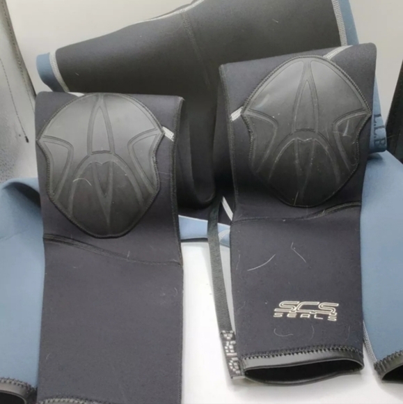 This listing is for this vintage hydro Camaro wet suit, sz. Large - Picture 11 of 12